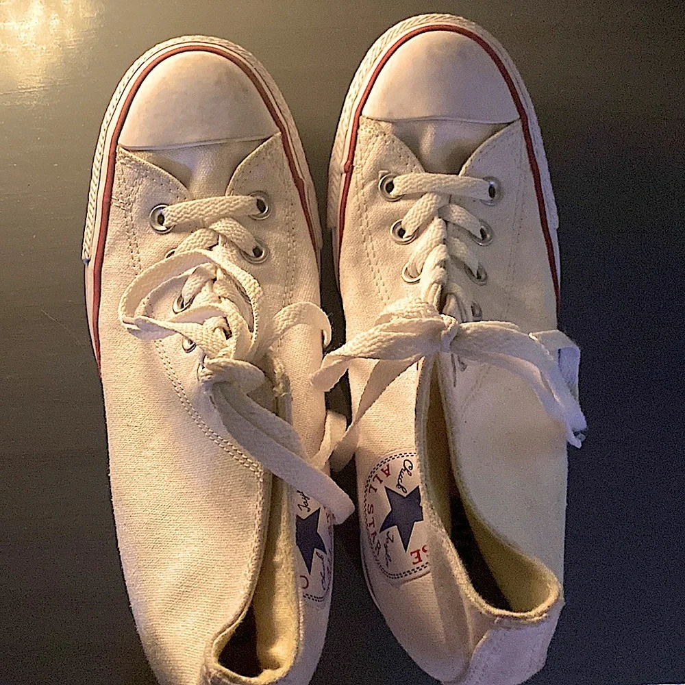 9 in womens white all star converse shoes - Picture 1 of 4